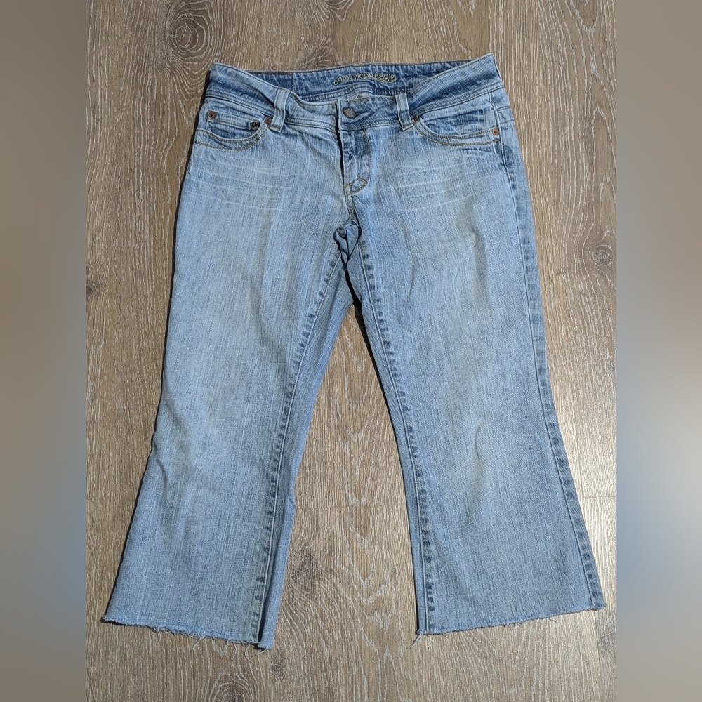 American Eagle Light Wash Artist Crop Jeans Raw‎ Hem Mid-Rise Women's 8 Short